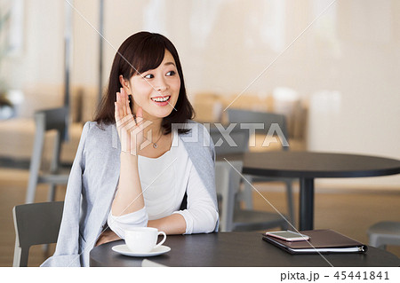 カフェ シェアオフィス コワーキング 女性 ミドル ビジネス ビジネスウーマン カフェ シェアオフィス コワーキング 女性 ミドル ビジネス ビジネスウーマン 45441841