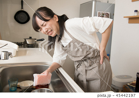 腰痛の若い主婦 家事 体調不良 腰痛の若い主婦 家事 体調不良 45442197