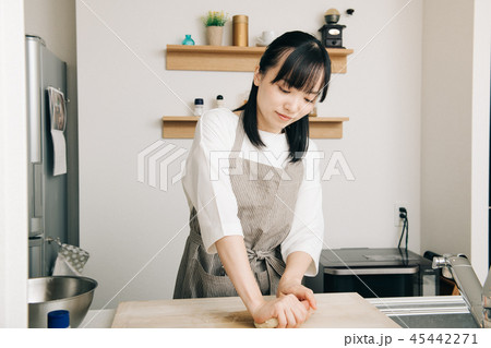 パン作り 生地をこねる若い主婦 日本人女性 パン作り 生地をこねる若い主婦 日本人女性 45442271