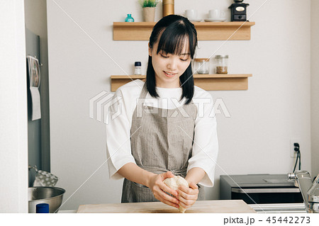 パン作り 生地をこねる若い主婦 日本人女性 パン作り 生地をこねる若い主婦 日本人女性 45442273