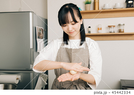 パン作り 生地を丸める若い主婦 日本人女性 45442334
