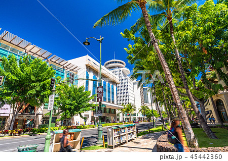 《ハワイ》ワイキキのメインストリート・カラカウア通り 45442360