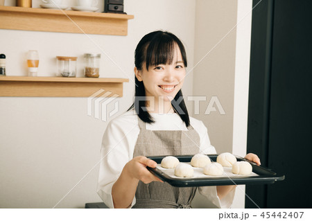 パン作り 天板を持つ若い主婦 日本人女性 45442407