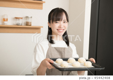 パン作り 天板を持つ若い主婦 日本人女性 パン作り 天板を持つ若い主婦 日本人女性 45442408