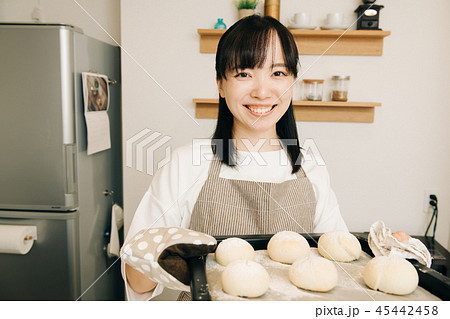 パン作り 天板を持つ若い主婦 日本人女性 45442458