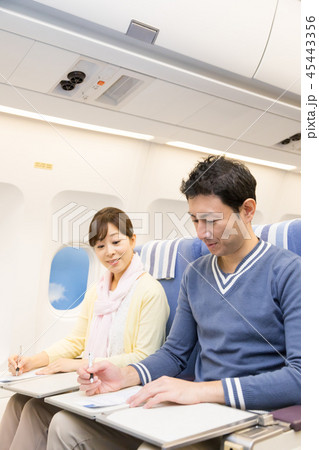 飛行機　機内　旅行　夫婦　入国カード　税関申請書 45443356