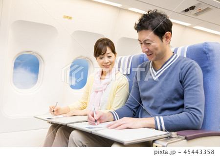 飛行機　機内　旅行　夫婦　入国カード　税関申請書 45443358