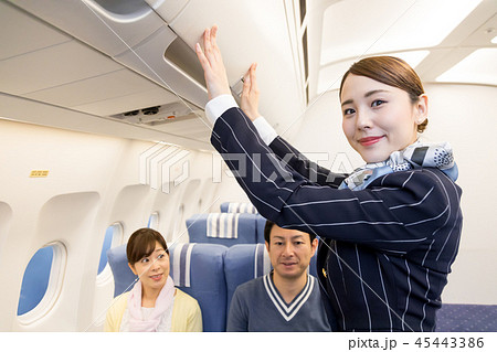 飛行機　機内　CA　案内　誘導 45443386