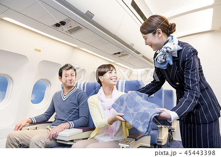飛行機　機内　旅行　夫婦　CA　ブランケット 45443398