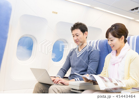 飛行機　機内　旅行　夫婦 45443464