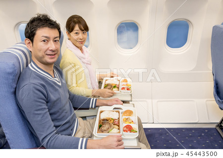 飛行機　機内　旅行　食事 45443500