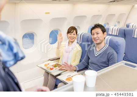 飛行機 機内 旅行 食事 飛行機 機内 旅行 食事 45443501