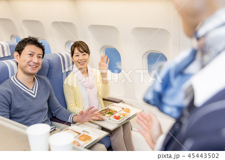 飛行機　機内　旅行　食事 45443502
