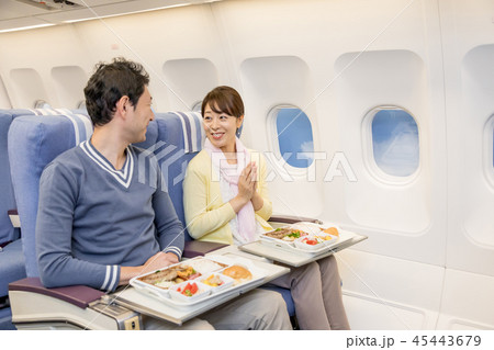 飛行機　機内　旅行　食事 45443679