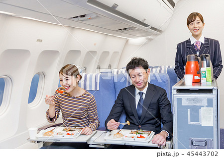 飛行機 機内 旅行 食事 Ca 機内販売の写真素材