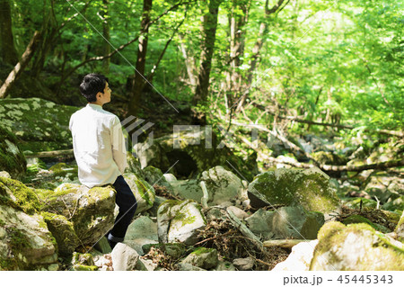 山 座る 男性の写真素材