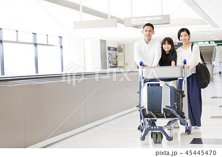 空港 家族旅行 空港 家族旅行 45445470