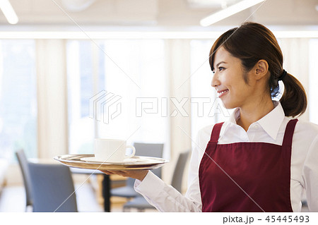 カフェ　レストラン　女性　若い女性　人物　飲食店　店員　ウェイトレス　アルバイト　パート　　　　　　 45445493