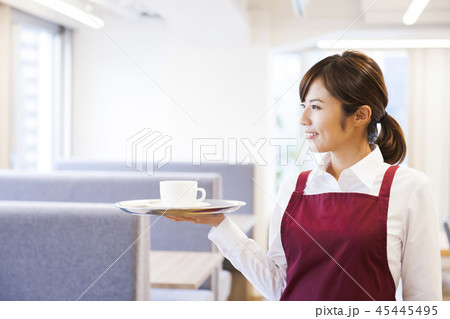 カフェ　レストラン　女性　若い女性　人物　飲食店　店員　ウェイトレス　アルバイト　パート　　　　　　 45445495