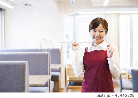 カフェ　レストラン　女性　若い女性　人物　飲食店　店員　ウェイトレス　アルバイト　パート　　　　　　 45445509
