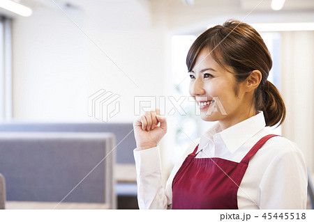 カフェ　レストラン　女性　若い女性　人物　飲食店　店員　ウェイトレス　アルバイト　パート　　　　　　 45445518