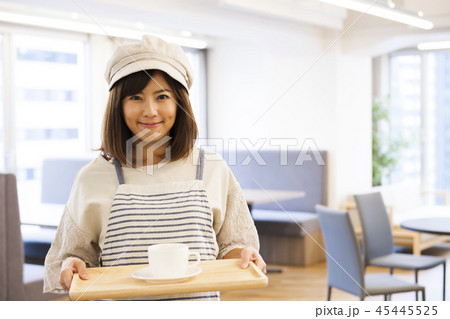 カフェ　レストラン　女性　若い女性　人物　飲食店　経営者　オーナー　店員　アルバイト　パート　 45445525