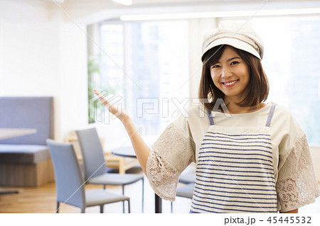 カフェ　レストラン　女性　若い女性　人物　飲食店　経営者　オーナー　店員　アルバイト　パート　 45445532