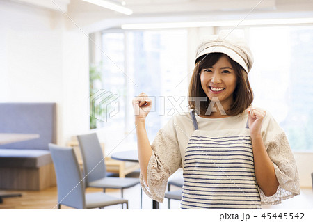 カフェ　レストラン　女性　若い女性　人物　飲食店　経営者　オーナー　店員　アルバイト　パート　 45445542