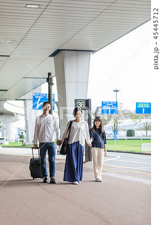空港　家族旅行 45445712