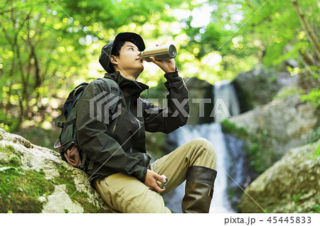 滝 休憩 男性 滝 休憩 男性 45445833