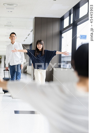 空港　抱き合う 45445903