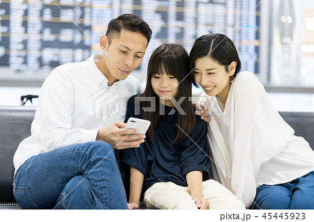 空港　家族旅行　欠航　待合スペース　時間潰し 45445923