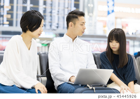 空港　家族旅行　欠航　待合スペース　時間潰し 45445926