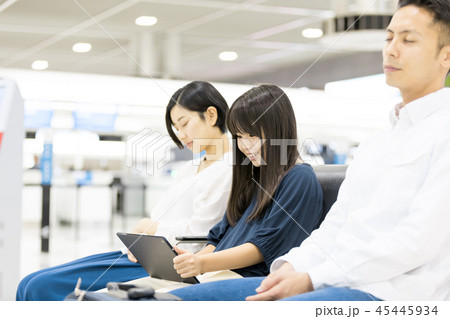 空港　家族旅行　欠航　待合スペース　時間潰し 45445934