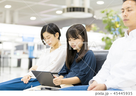 空港　家族旅行　欠航　待合スペース　時間潰し 45445935