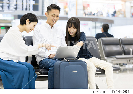 空港　家族旅行　欠航　待合スペース　時間潰し 45446001