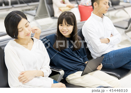 空港　家族旅行　欠航　待合スペース　時間潰し 45446010