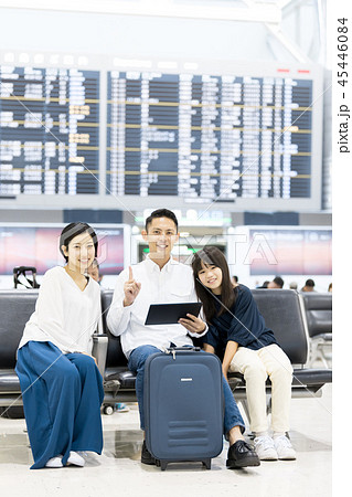 空港　家族旅行　欠航　待合スペース　時間潰し 45446084