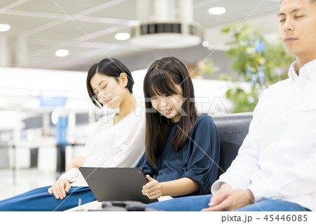 空港　家族旅行　欠航　待合スペース　時間潰し 45446085