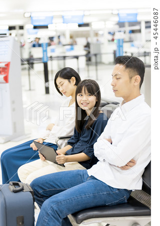 空港　家族旅行　欠航　待合スペース　時間潰し 45446087