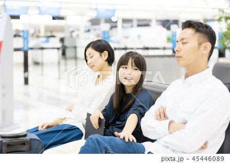 空港　家族旅行　欠航　待合スペース　時間潰し 45446089