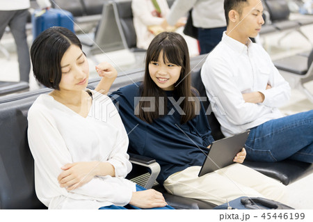 空港　家族旅行　欠航　待合スペース　時間潰し 45446199