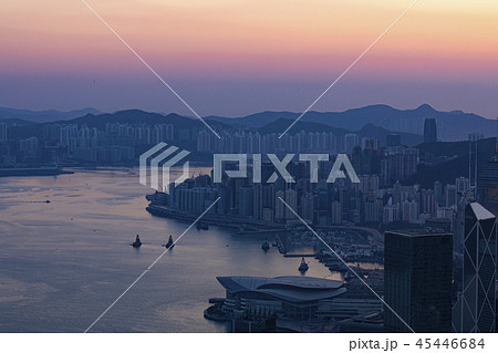 香港　ビクトリアピークのマジックアワー 45446684