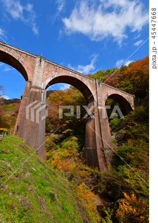 碓氷峠のめがね橋の紅葉 碓氷峠のめがね橋の紅葉 45447668