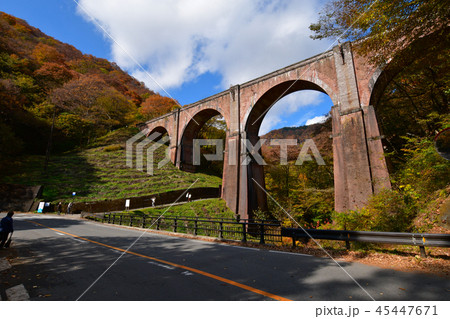 碓氷峠のめがね橋の紅葉 碓氷峠のめがね橋の紅葉 45447671