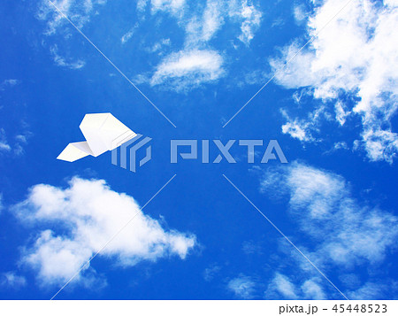 大空に飛ぶ紙飛行機 45448523