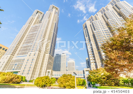 秋晴れの西新宿周辺の都市風景 秋晴れの西新宿周辺の都市風景 45450403