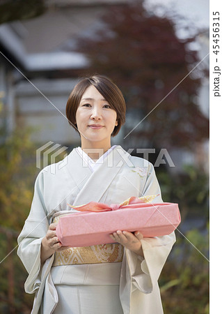 お中元　お歳暮イメージ　着物姿女性 45456315