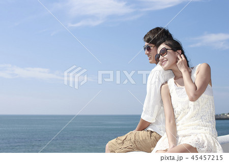 couple by the sea 45457215