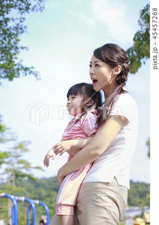 mother and daughter 45457268